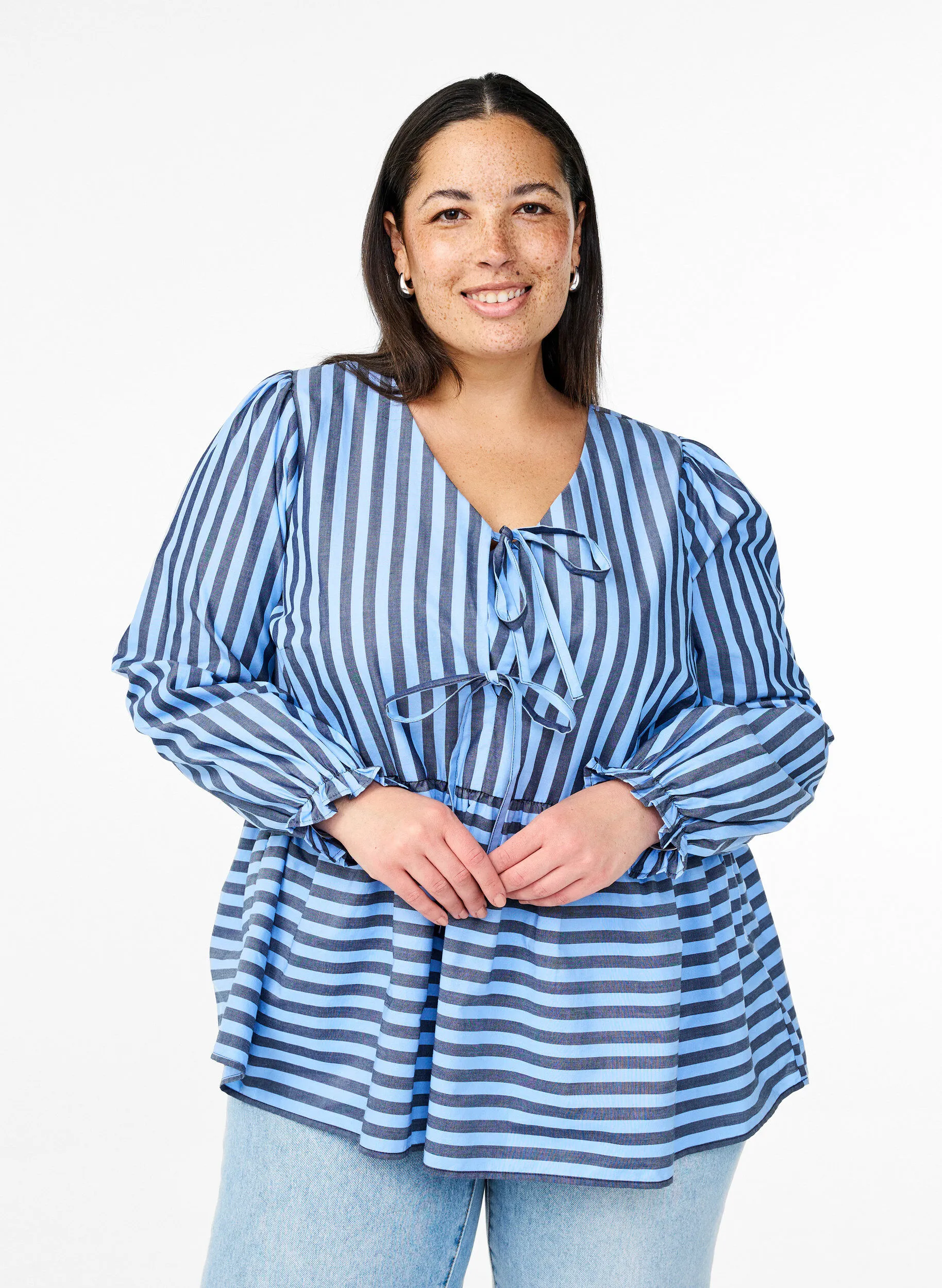 Bluse mit Streifen und Schleifen