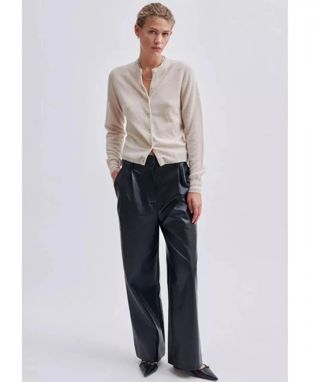   Diverse  Schwarze, weite Hose aus Kunstleder mehrfarbig