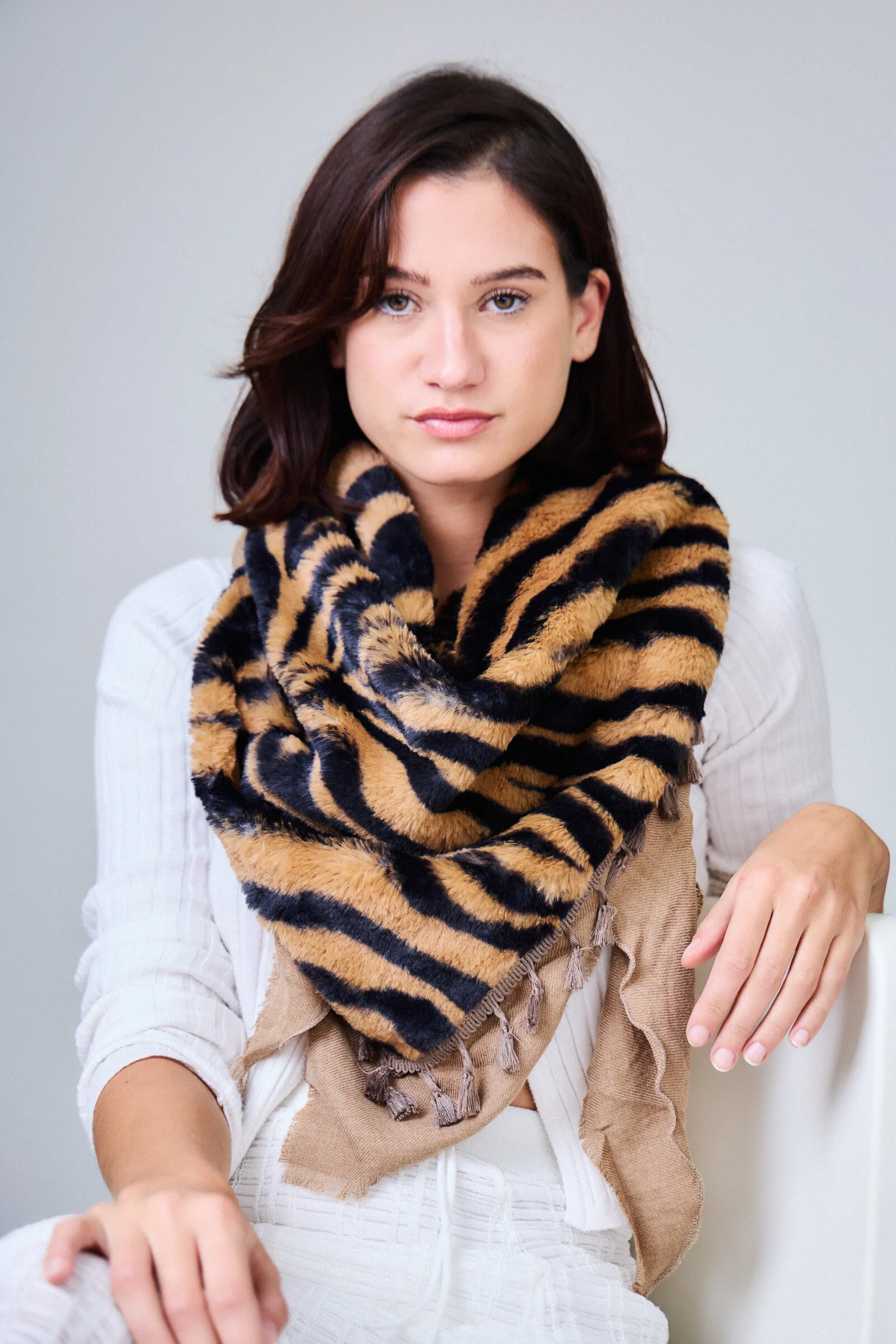 Dreieckiger, mit Leopardenmuster gefütterter Schal: Wilde Eleganz