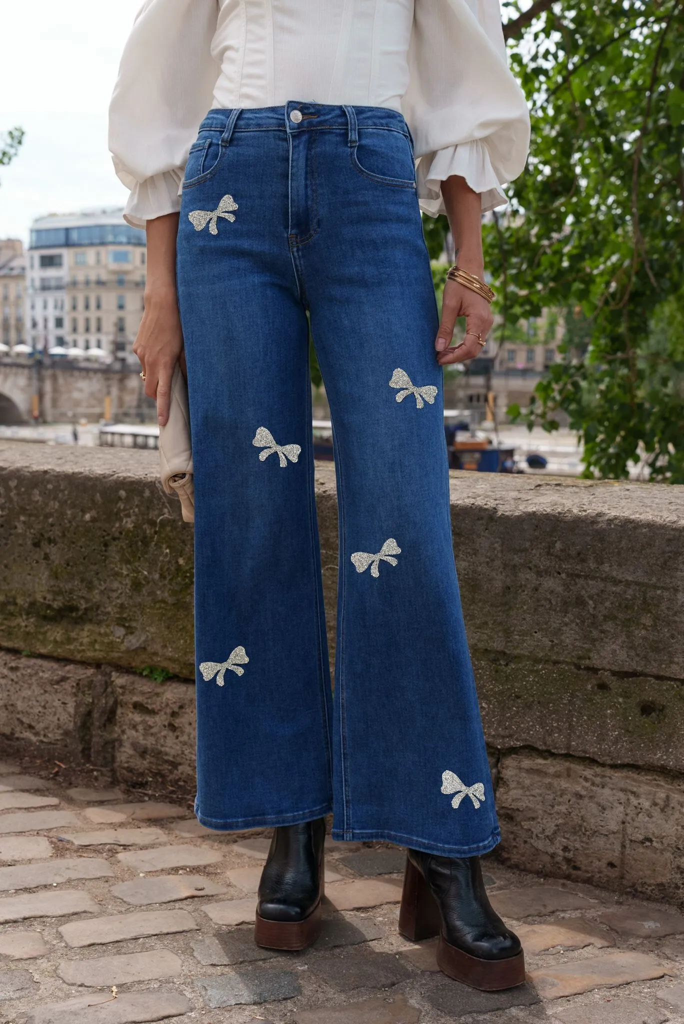 Enge Stretch-Bermudashorts mit Schal und Rautenblumen