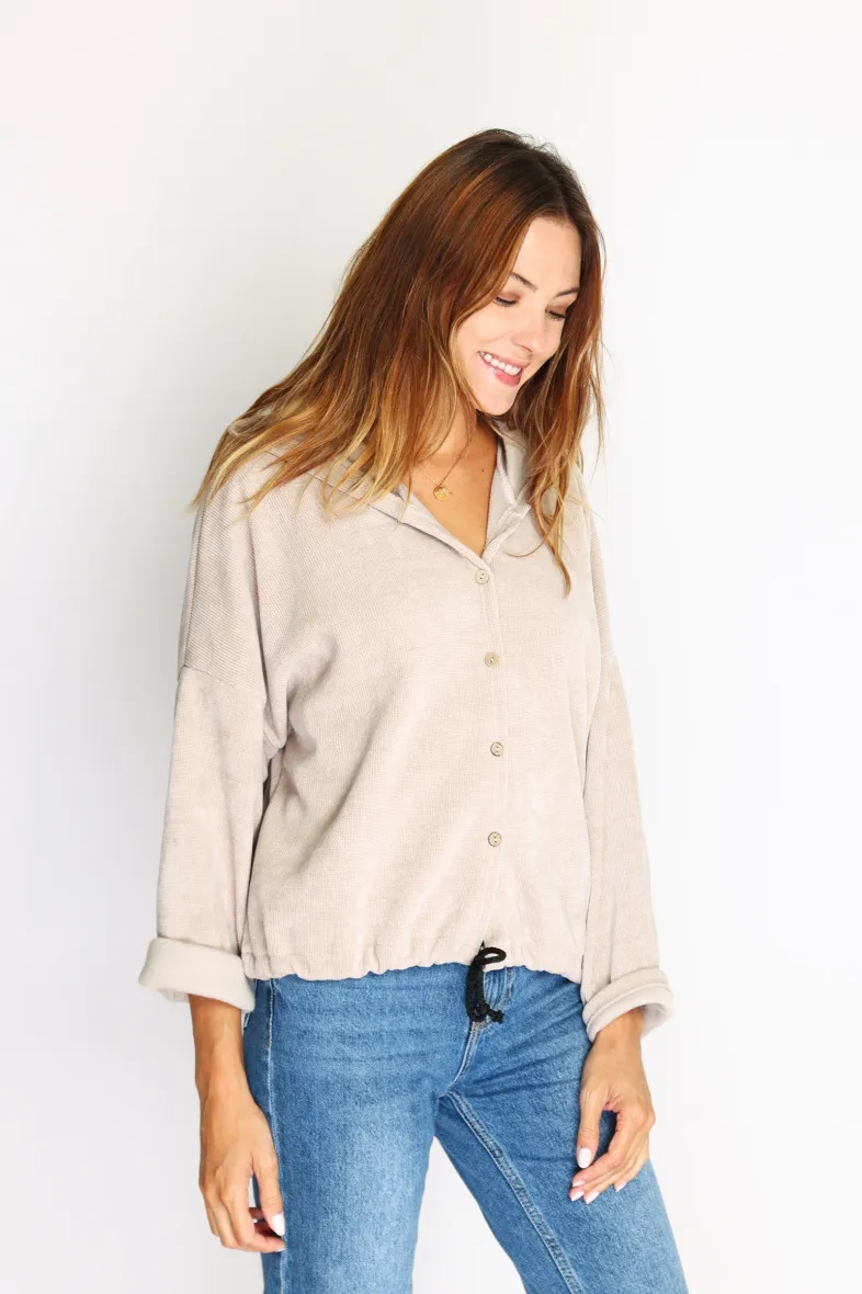 Lange Strickjacke mit gestreiften Bündchen und Saum