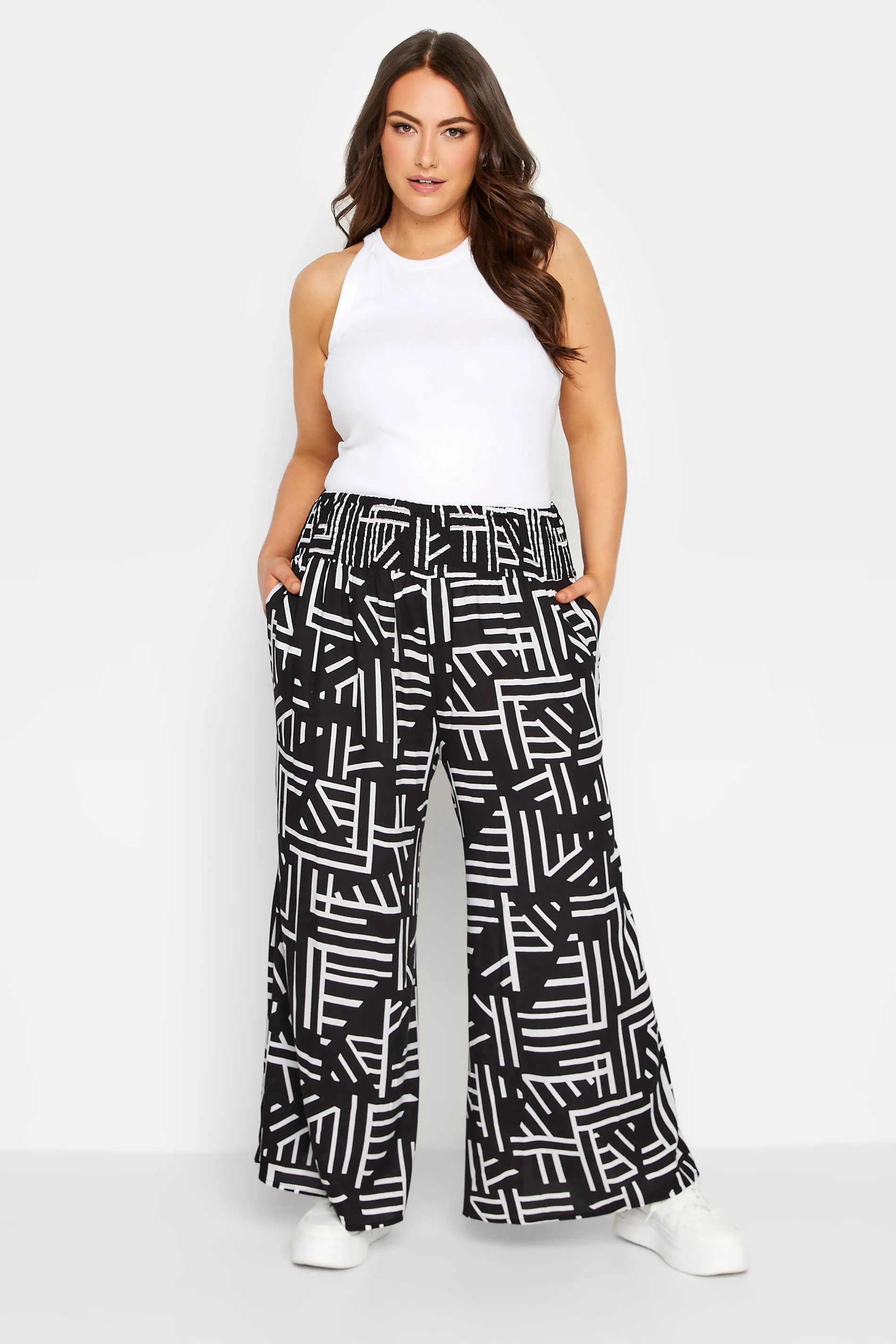 YOURS – Hose mit weitem Bein in Schwarz mit geraffter Taille und geometrischem Print